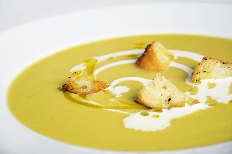 Sopa de aceite de oliva virgen extra y berberechos